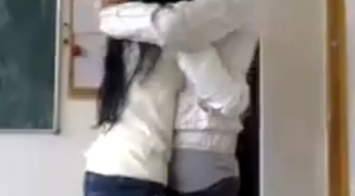 Video | Două eleve la un liceu din Capitală se sărută în timpul orei, de faţă cu profesoara
