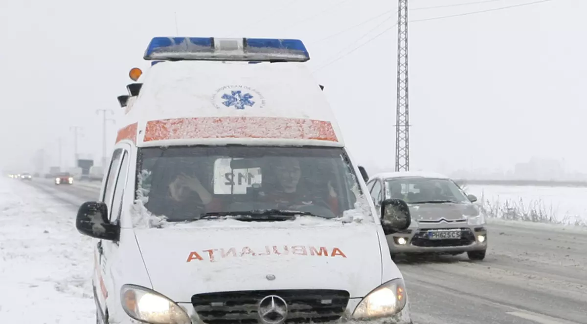 A alunecat pe polei cu maşina şi a intrat în parapet
