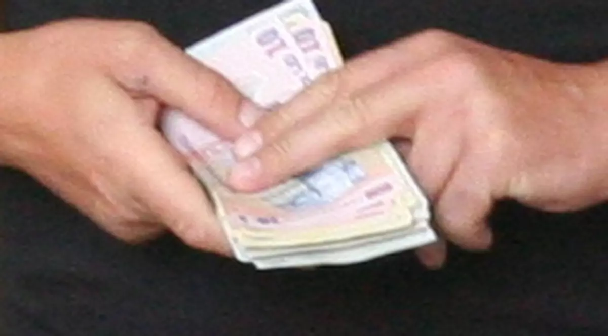 O şoferiţă a condus cu permisul suspendat, a accidentat un om şi a încercat să mituiască poliţiştii