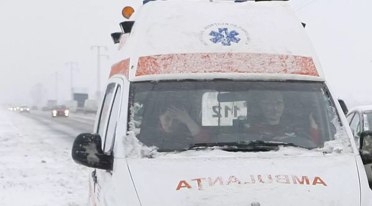 O persoană a murit pe DN 71 Târgovişte-Sinaia, după ce o maşină a derapat 