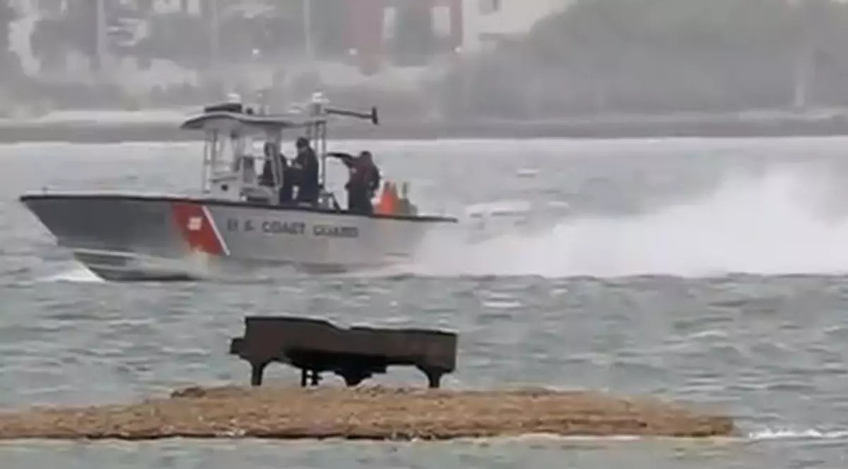 Video | Ce ciudăţenie! Un pian a apărut pe o limbă de nisip în golful Biscayne