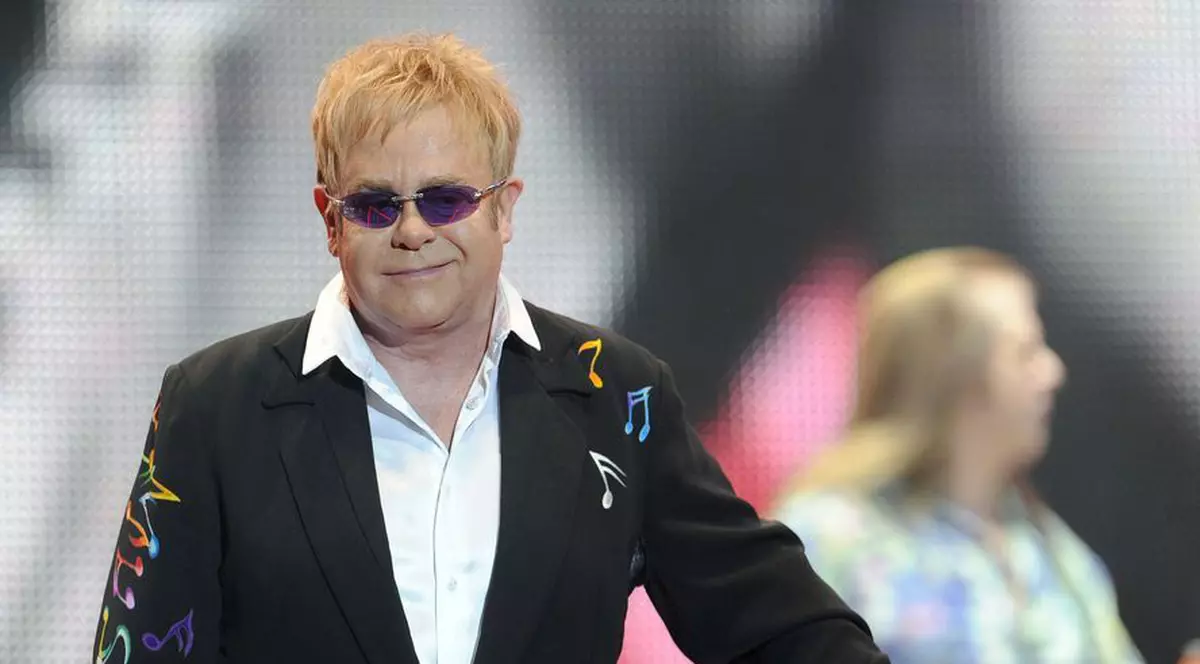 Şi nobilii înjură: Elton John a comis-o în direct