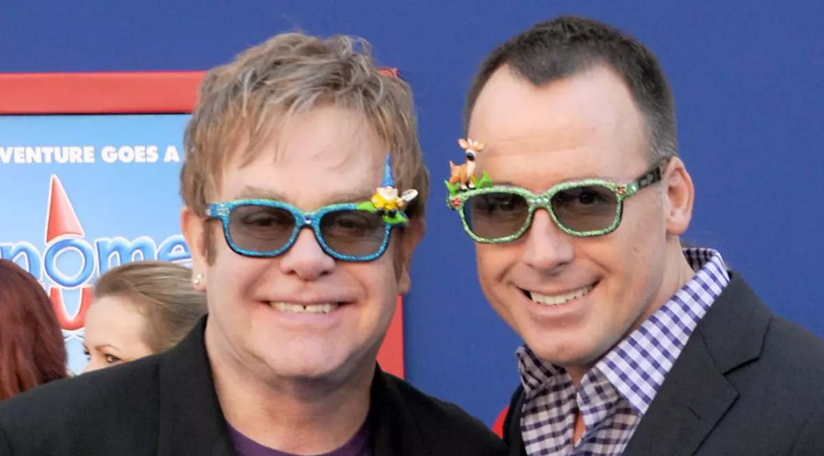 Elton John şi David Furnish şi-au amestecat sperma ca să nu ştie cine este tatăl copilului