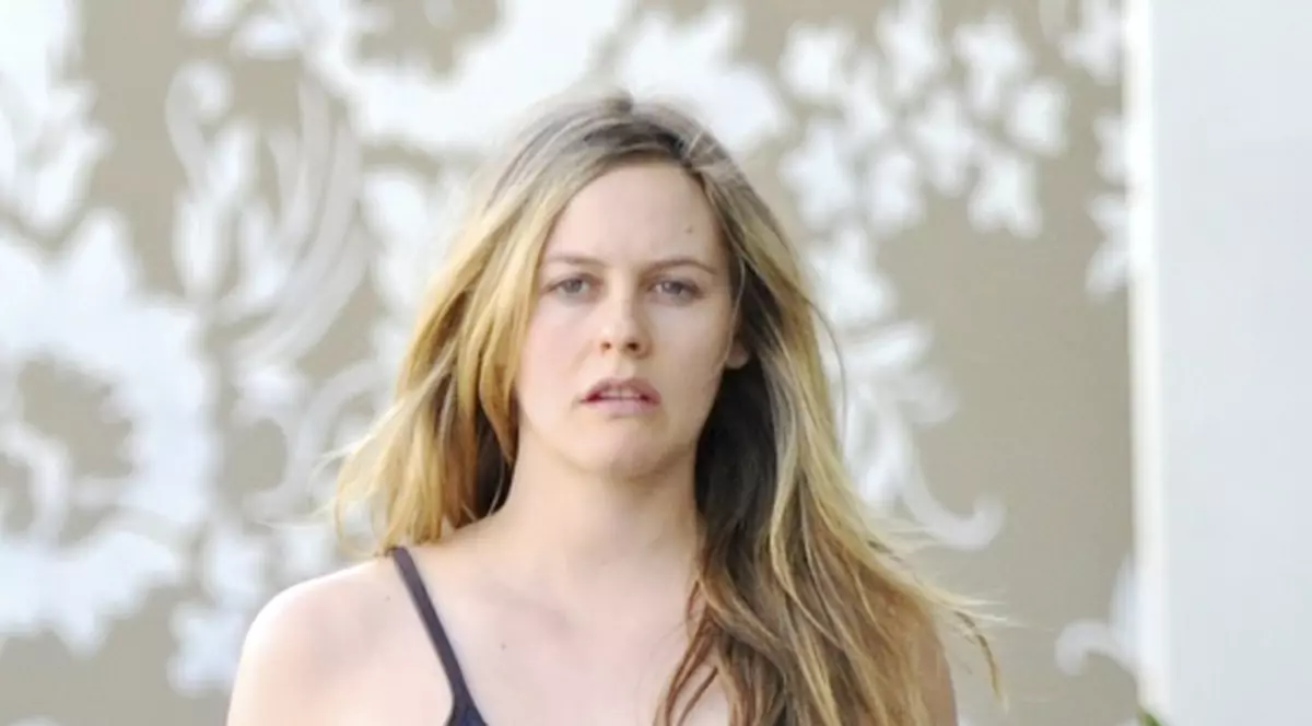 Actriţa Alicia Silverstone a pozat însărcinată pe coperta revistei Vogue