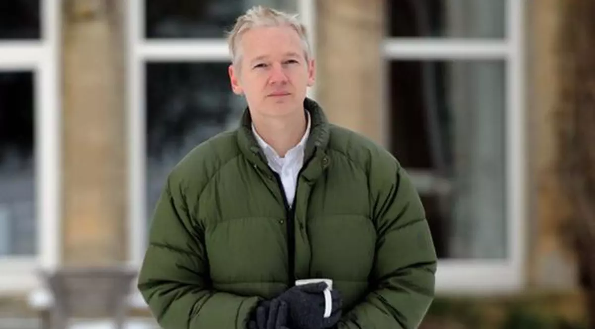 Julian Assange s-a deghizat în femeie pentru a scăpa de CIA