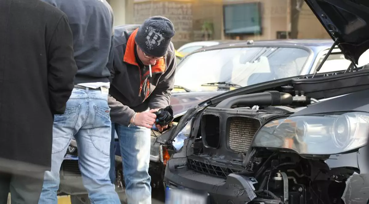 BMW X5 făcut praf de o Dacia 1310 