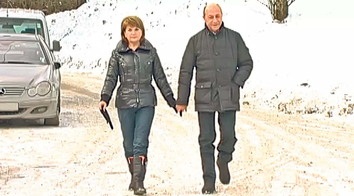 La plimbare ca doi porumbei | Traian Băsescu şi soţia sa, Maria, au petrecut Revelionul la Predeal