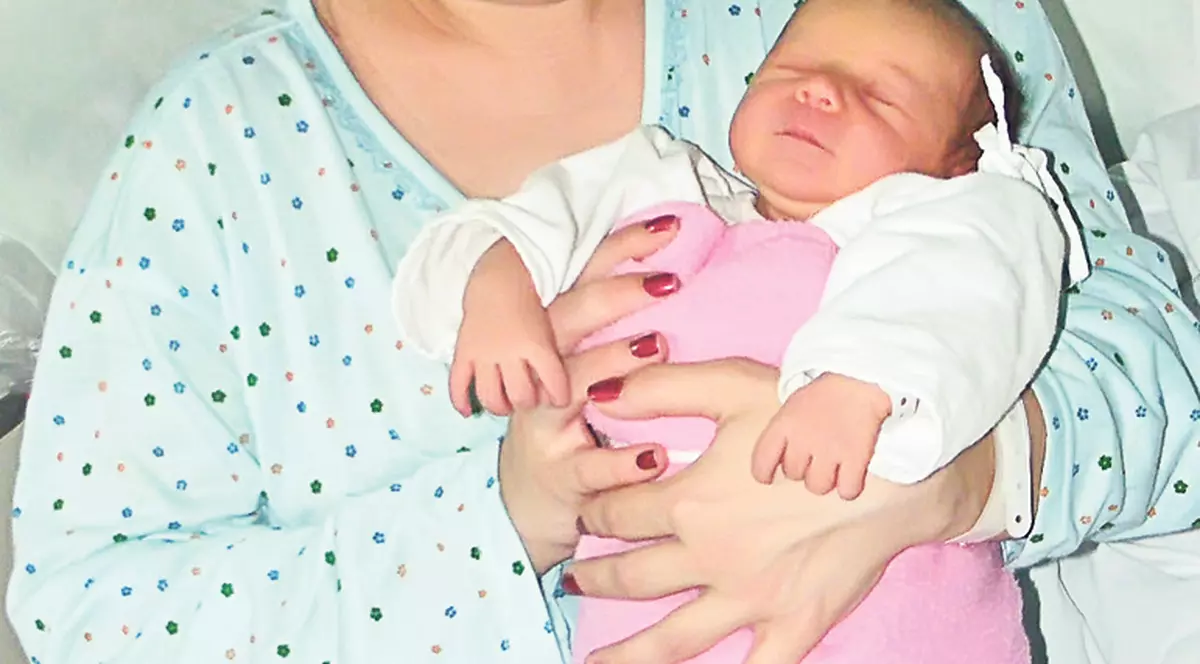 Ce diferenţă! Două mămici care au născut de Revelion, la interval de 45 de minute, vor beneficia de legi diferite pentru creşterea copiilor