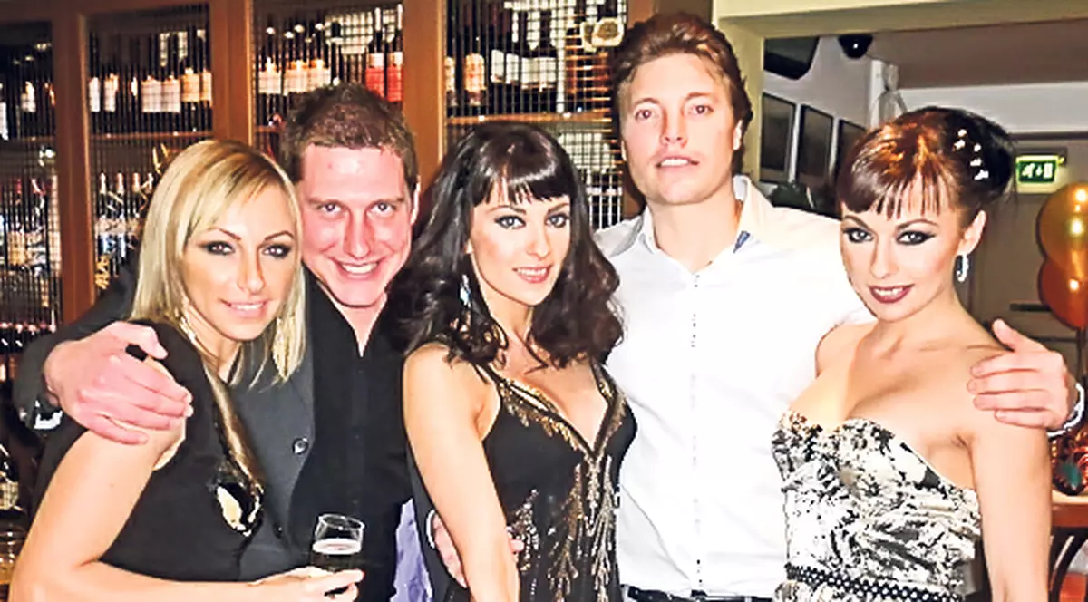 Cheeky girls îşi lansează sora în showbiz