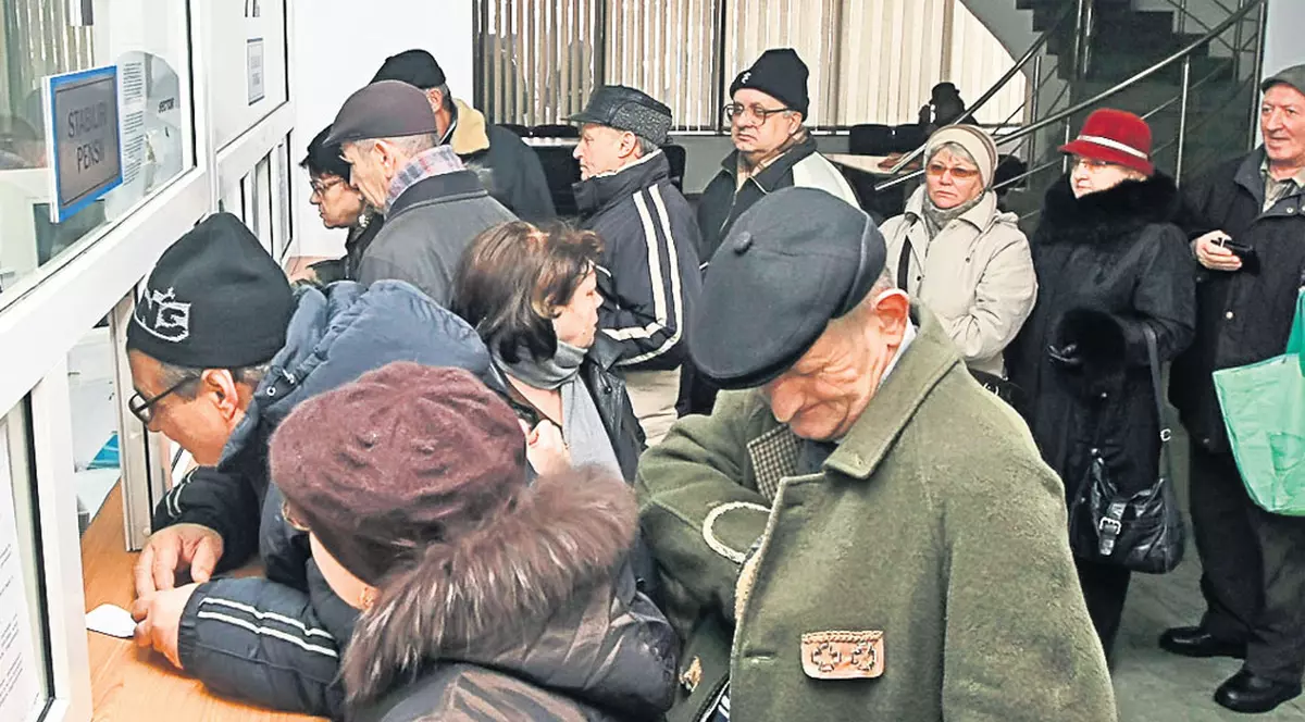 Mii de români au făcut coadă la pensionarea anticipată!