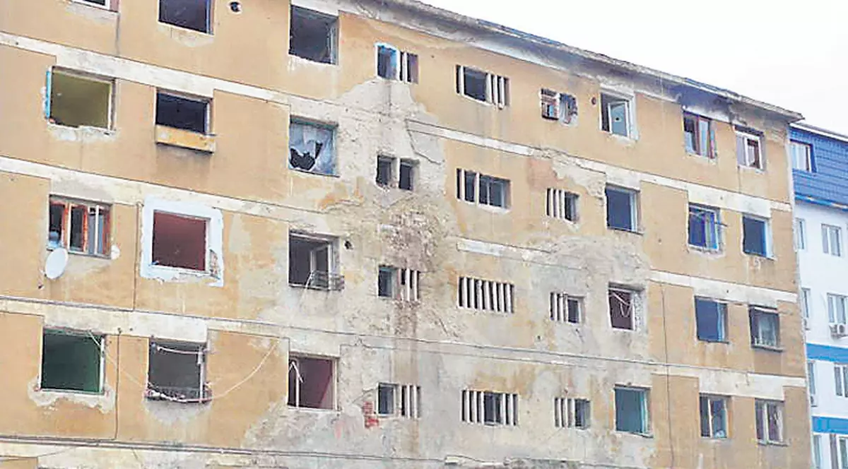 Au zidit intrarea în bloc de frica ţiganilor