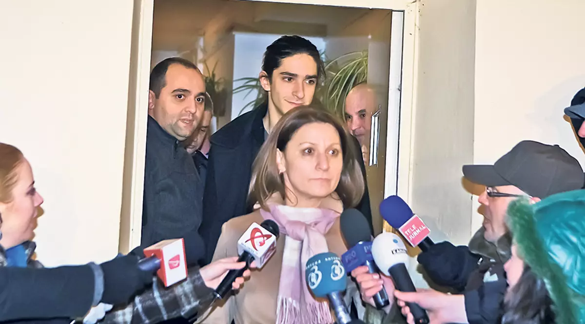 Ieri, la ieşirea din arestul Poliţiei Capitalei, Plăcintă jr s-a ascuns după mămica