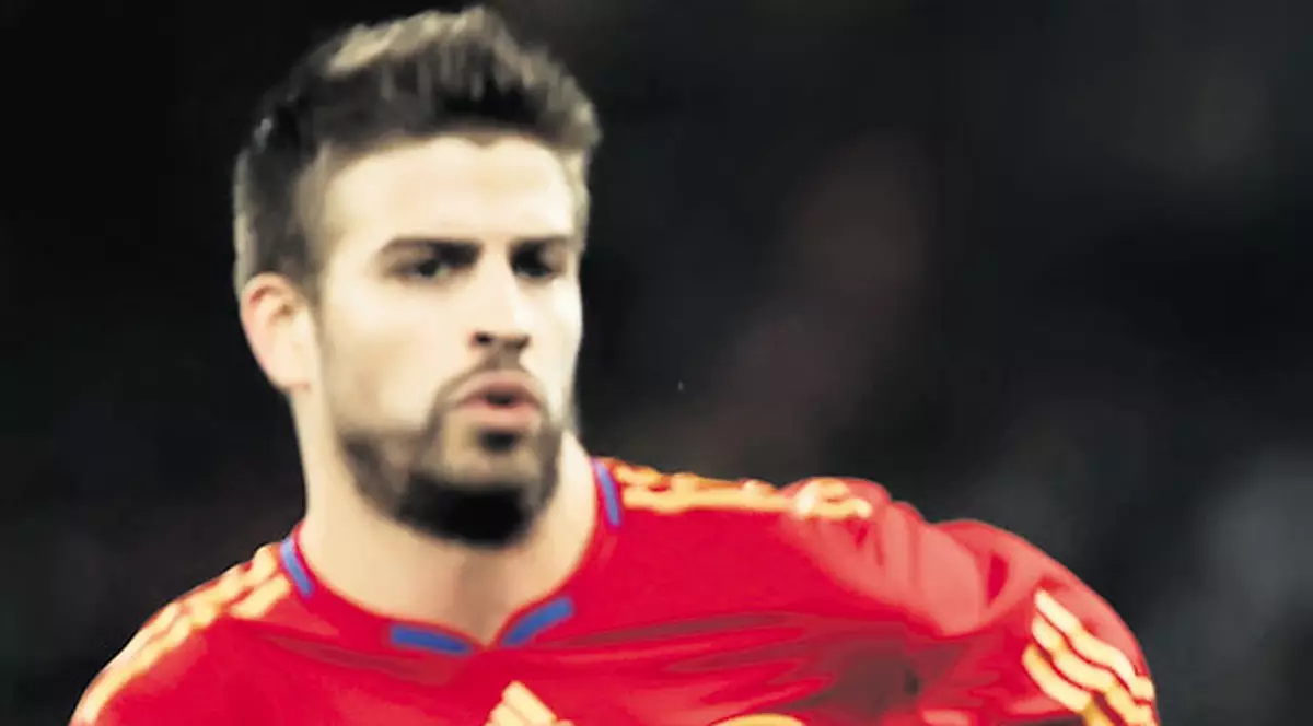 Cântăreaţa Shakira e bănuită că ar avea o relaţie amoroasă cu fotbalistul Gerard Piqué