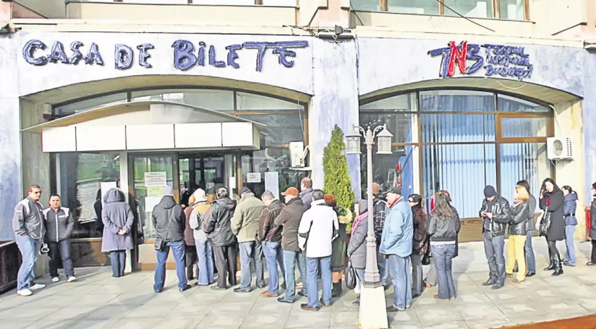 Aşa da! Românii stau la coadă la teatru!