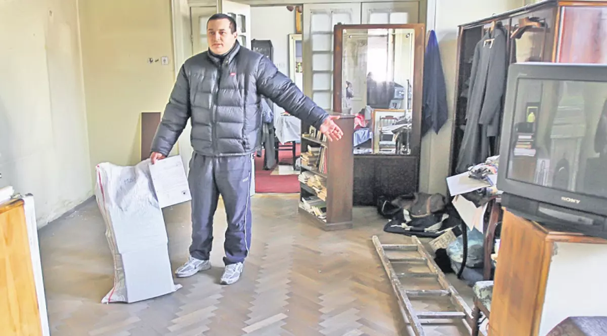 Proprietarul unui imobil de pe Berzei, unde se construieşte noul bulevard Uranus, e disperat: «Îmi taie casa pe jumătate» 