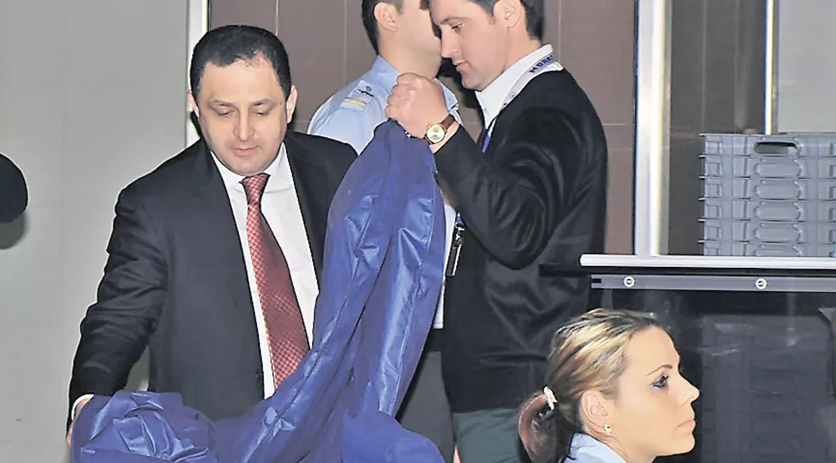 Şi-a luat costumele în bagajul de mână