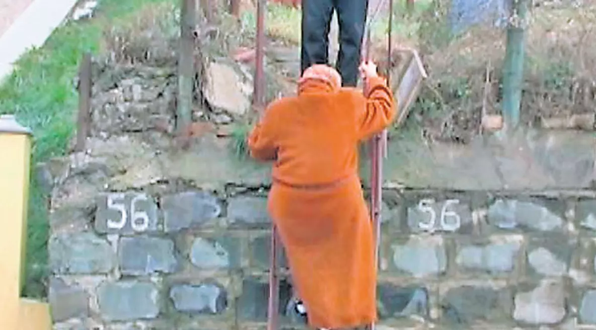 La 72 de ani, o ieşeancă escaladează un zid ca să intre în curte