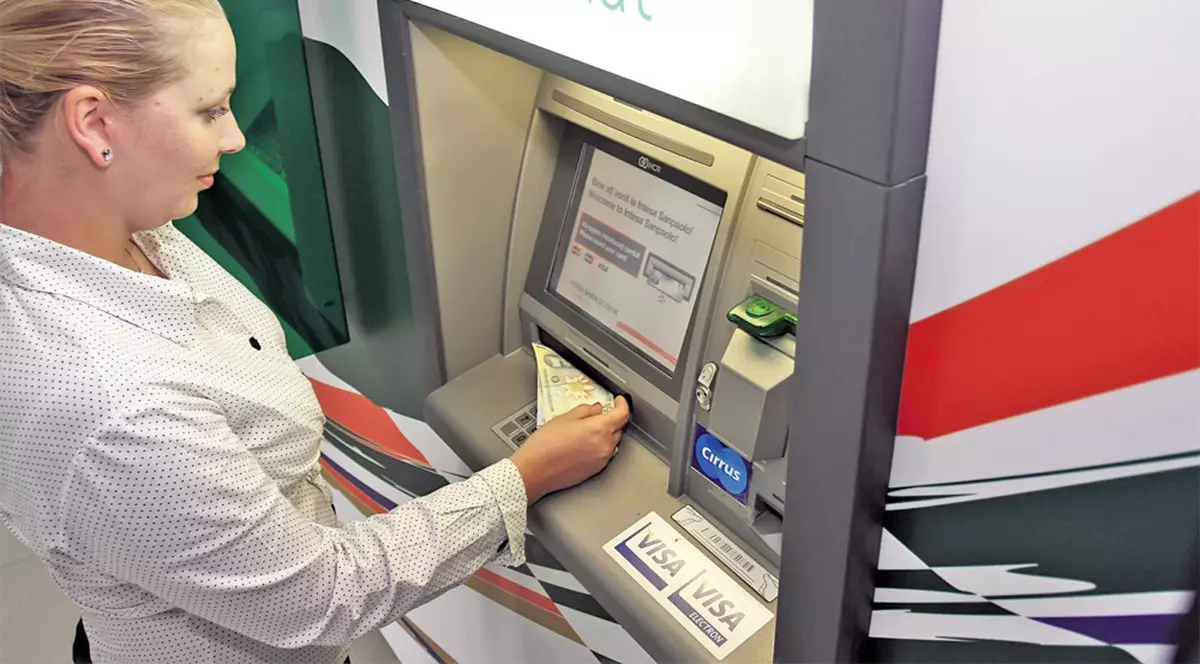 Atenţie! Folosiţi cât mai rar bancomatul! Banca ne «papă» 800 de lei pe an doar din comisioane