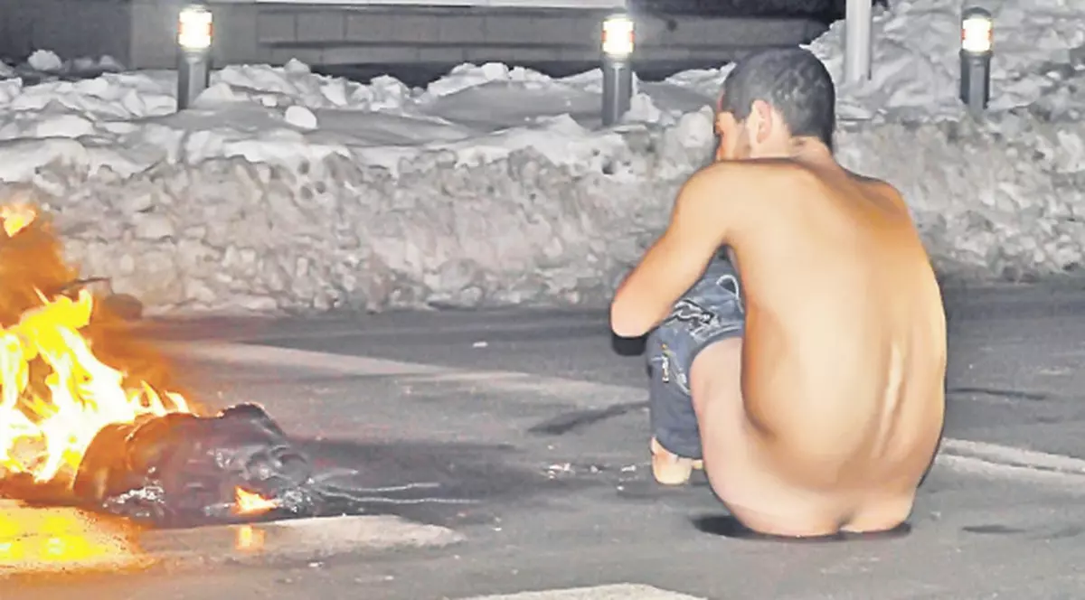 Şi-a dat foc la haine în plină stradă!