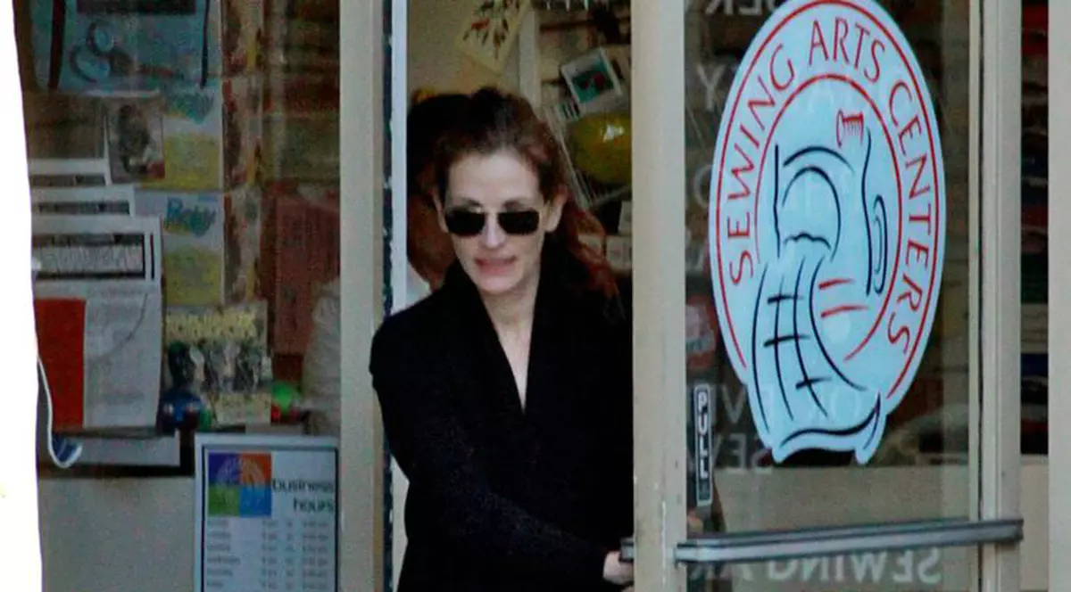 Foto | Julia Roberts a dat 1.700 de euro pe o paporniţă care costă 6 lei în Obor