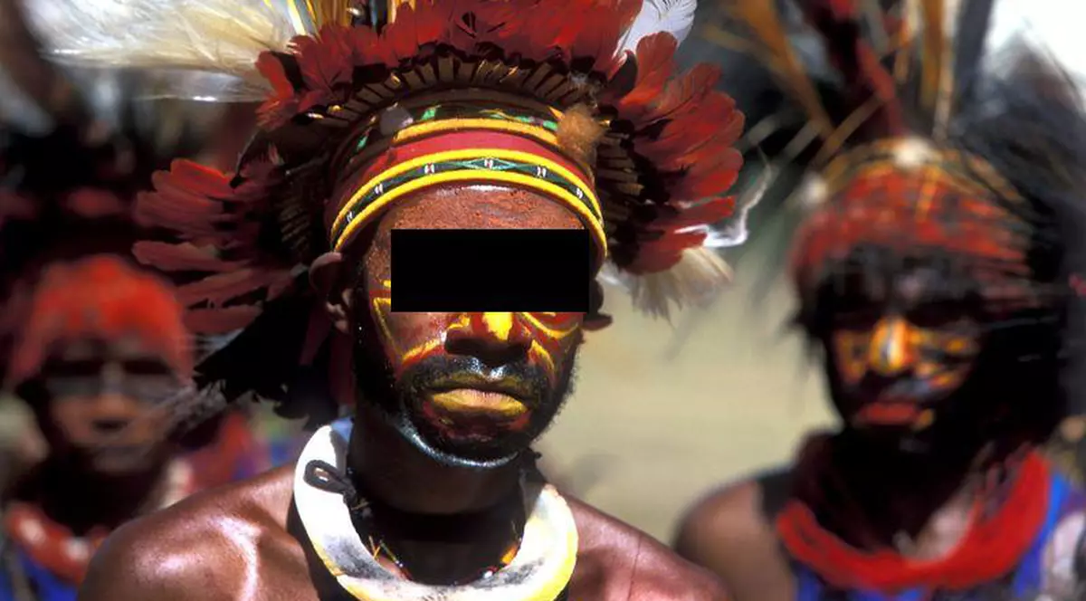 Un bărbat drogat a încercat să-şi mănânce bebeluşul