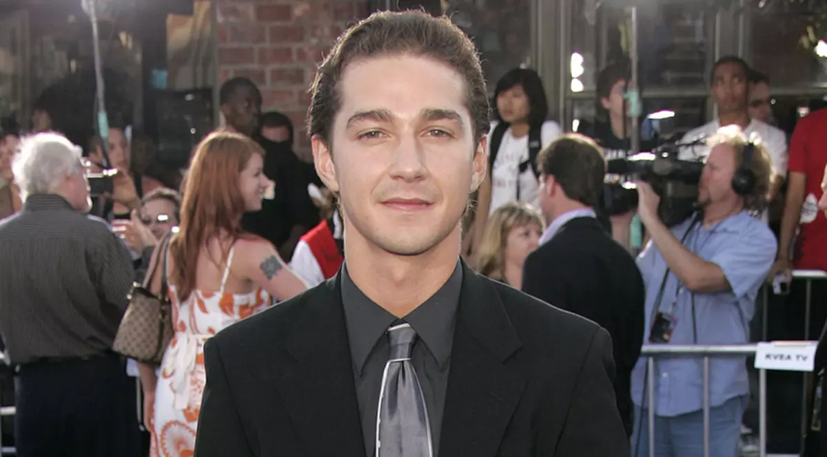 Shia LaBeouf, oprit de poliţişti când încerca să-şi bată un fan