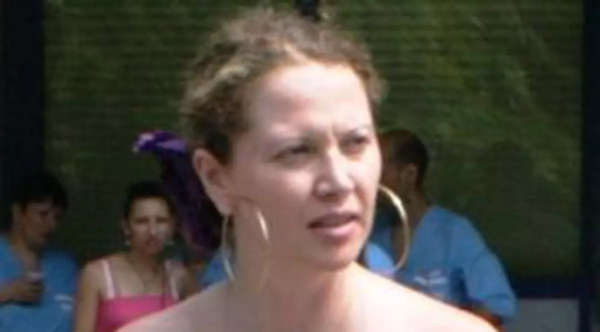Oana Lis prezintă rochii de seară, pe podium, pentru Sonia Trifan