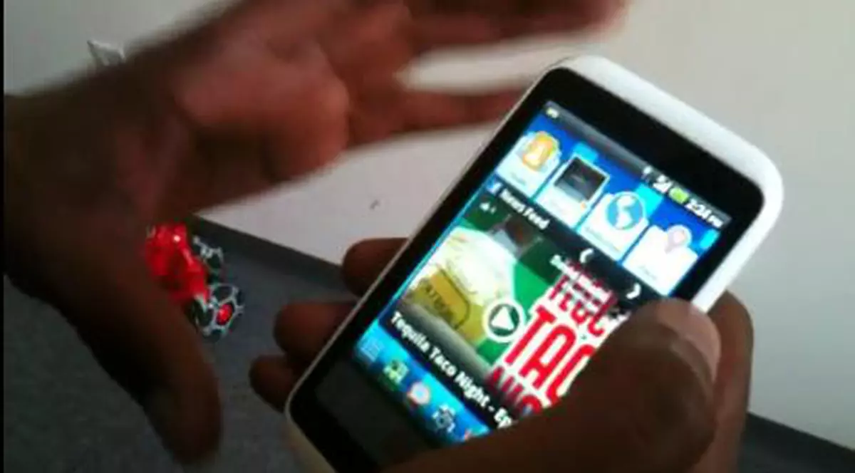 Video | Iată prezentarea telefonului INQ Facebook