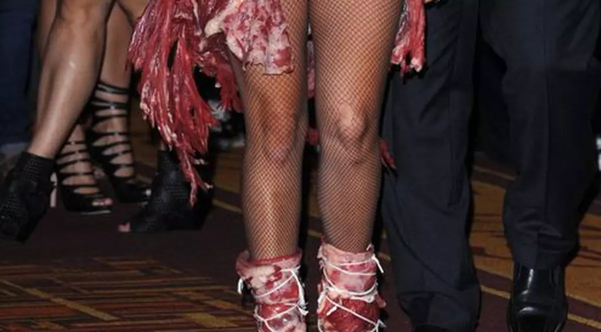 Rochia din carne crudă purtată de Lady Gaga va deveni piesă de muzeu