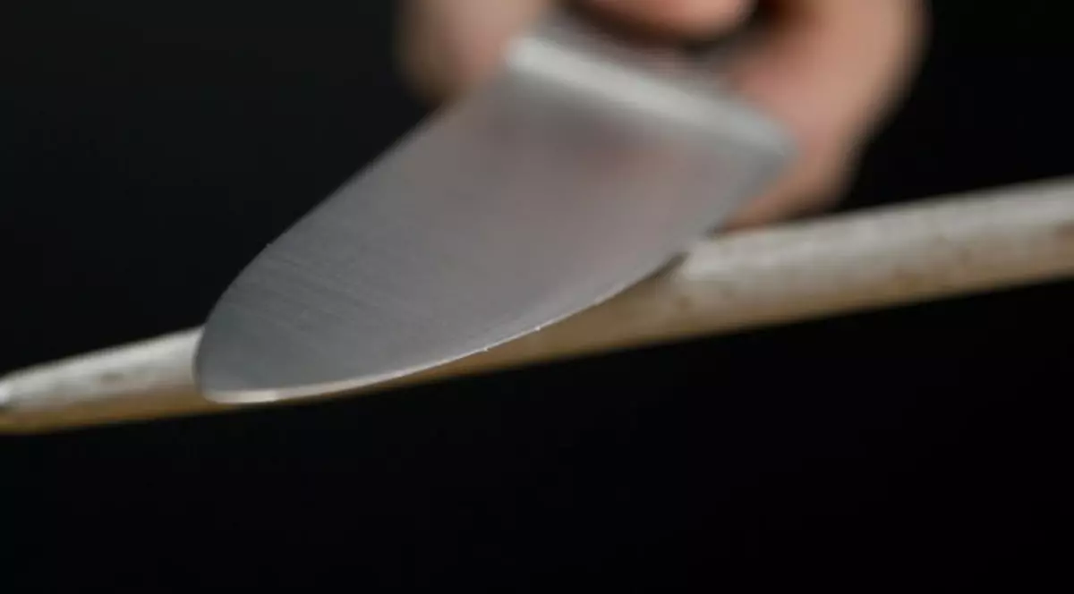 Altercație în toaleta școlii. O elevă de liceu și-a amenințat cu cuțitul o colegă