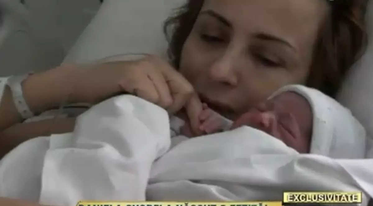 Gyorfi şi Tal dorm cu fetiţa în pat