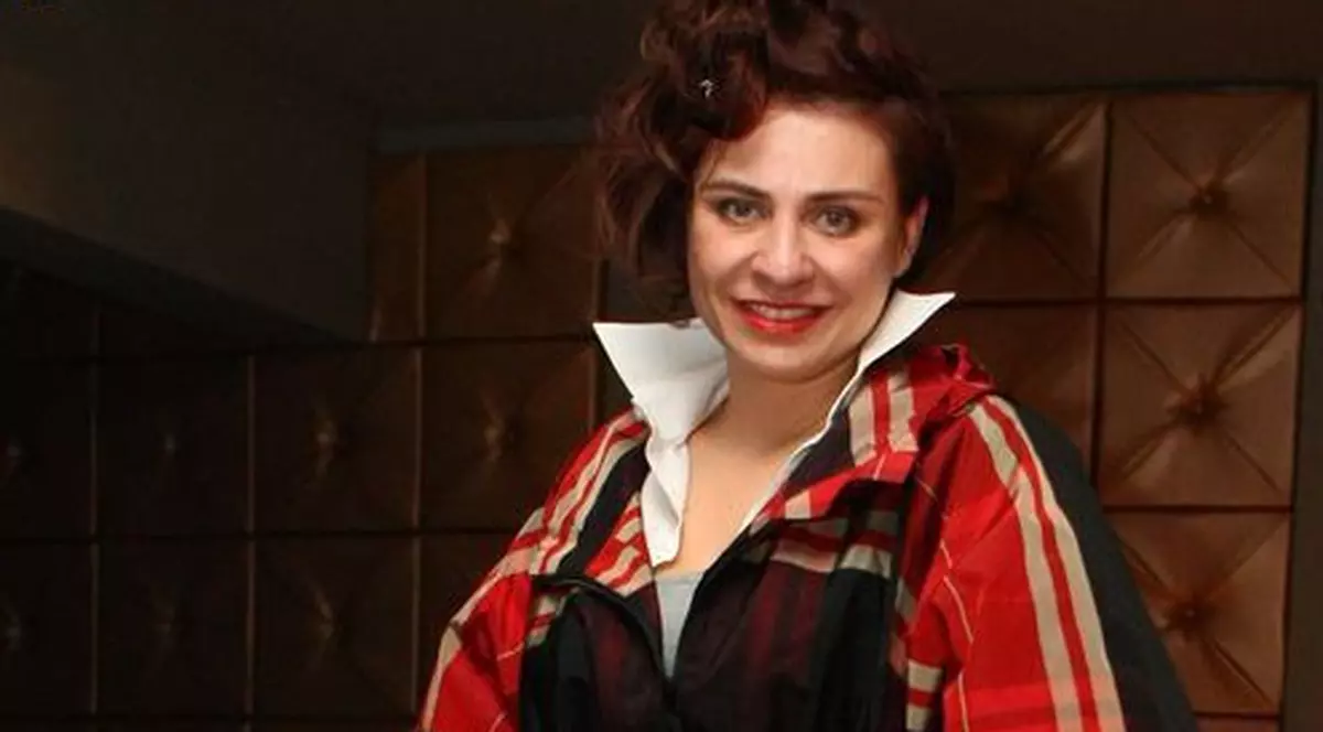 Adina Buzatu îi învaţă pe tineri să se îmbrace 