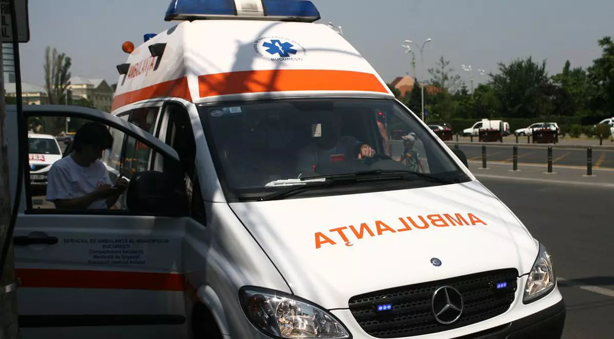 O Dacie a intrat într-un microbuz pe DN 1