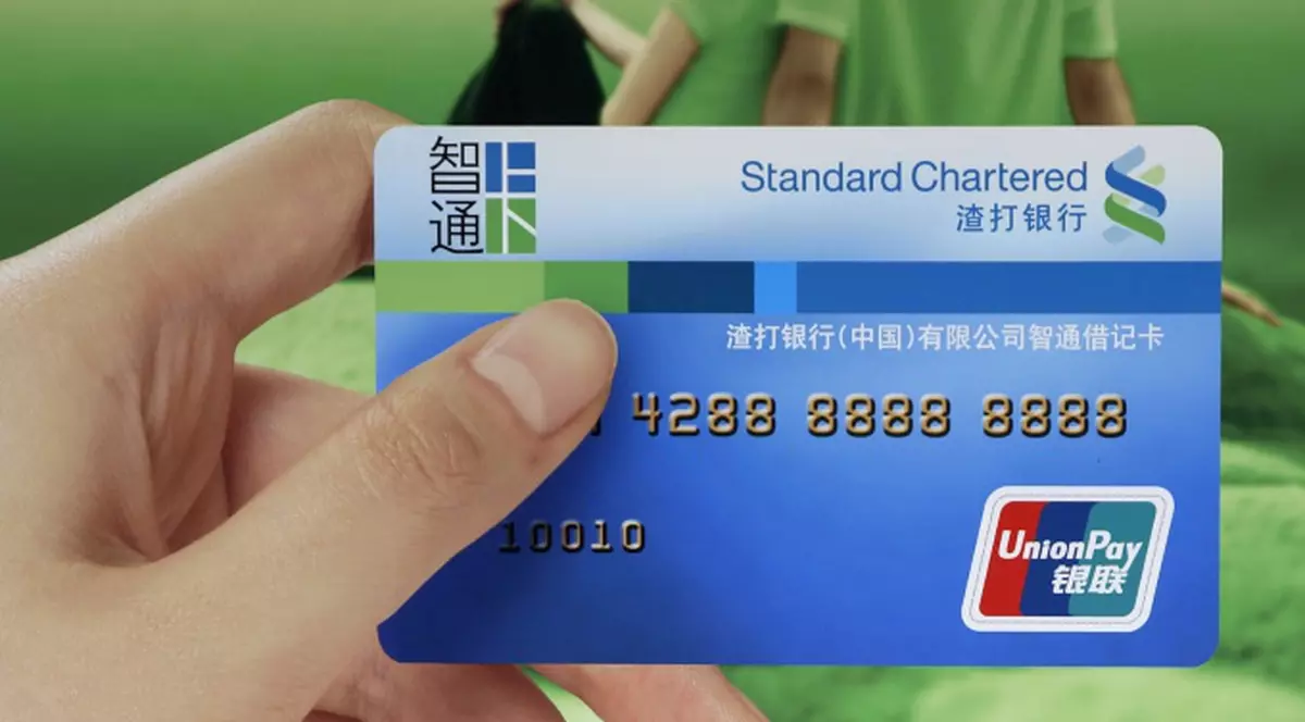 Un bărbat a cheltuit banii de pe un card contactless găsit