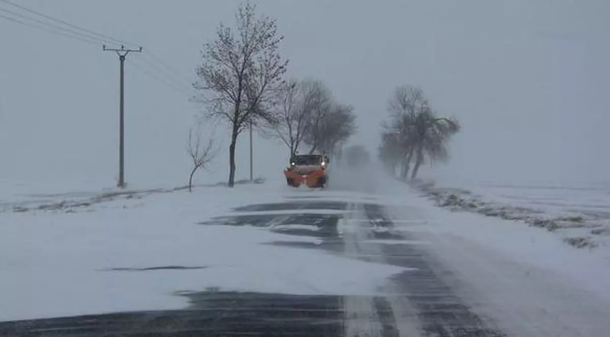 Traficul rutier se desfăşoară cu dificultate pe mai multe drumuri din ţară din cauza zăpezii