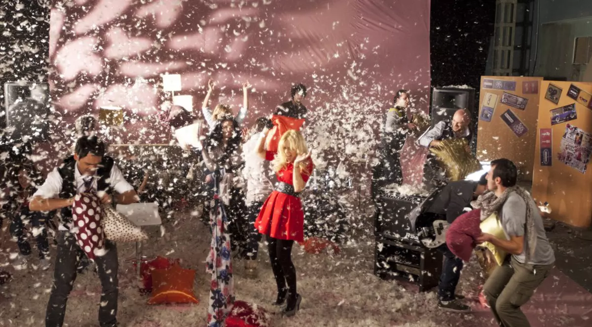 Foto & Video | De Valentine’s Day, Simona Gherghe, Dan Capatos, Răzvan şi Dani vă invită la cea mai mare bătaie cu perne din ţară