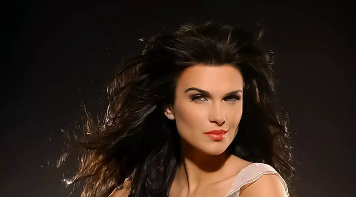 EXCLUSIV/ Și frumoasele showbizului au nevoie de... reparații! Monica Bîrlădeanu, prinsă cu mâța-n sac!