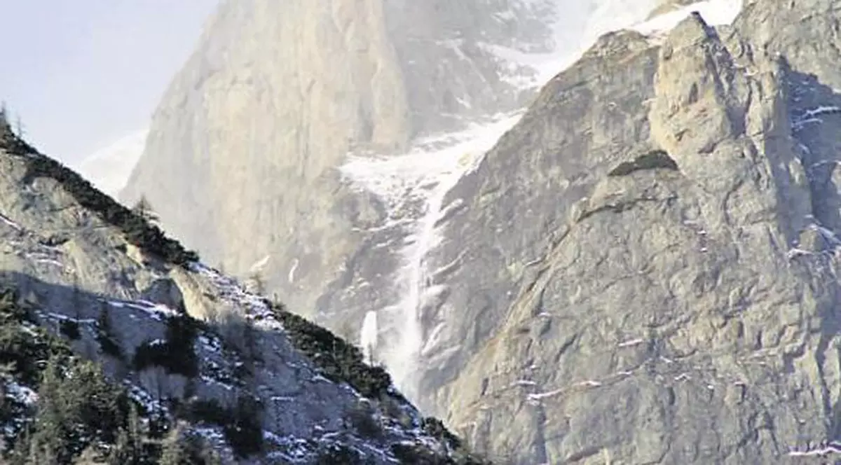 Trei turiști, dintre care doi bucureșteni, sunt blocați în Bucegi