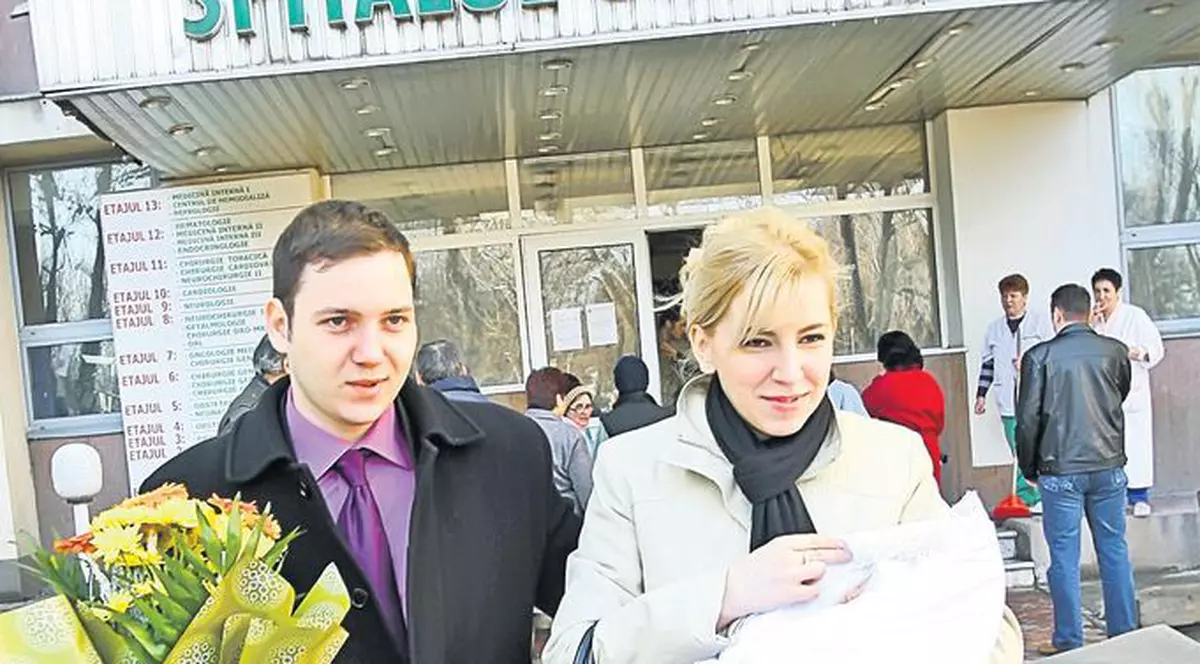 Exclusiv | Naşii au ajutat-o pe fetiţa de 12 ani care a născut: «Suntem fericiţi să ne ţinem finuţa în braţe»