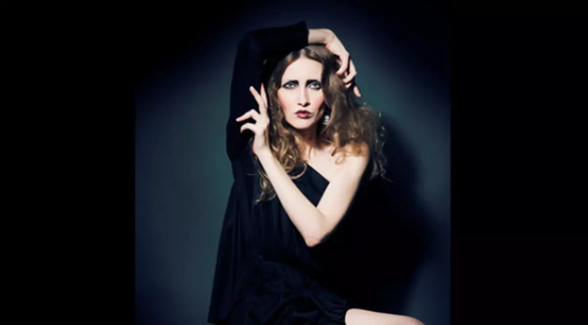 Iulia Albu şochează: este "flappers"