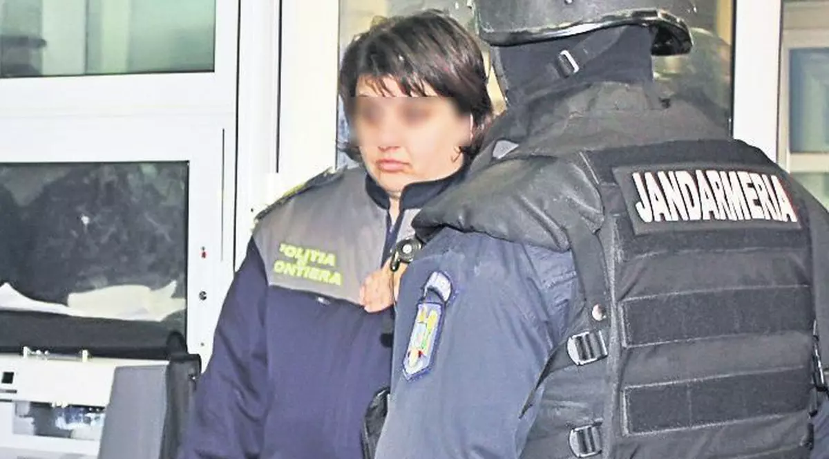 Soţia unuia dintre vameşii arestaţi în scandalul şpăgilor la frontieră acuză: «Bărbatul meu a stat o zi fără apă şi mâncare!»