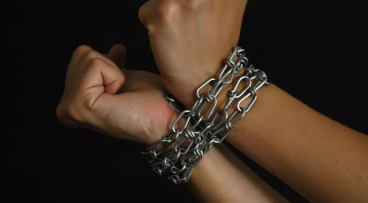 O fetiţă de 13 ani, ţinută în lanţuri de părinţii ei ca să nu mai fure