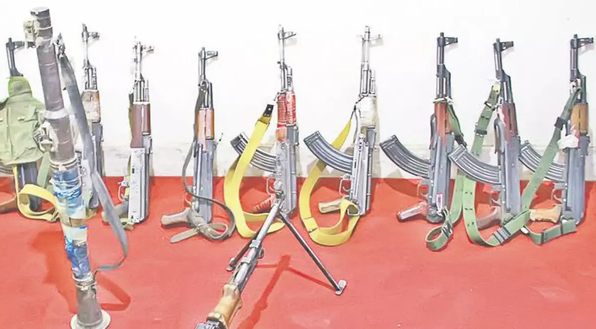 Traficanţii de arme, vânduţi de 'fetiţe'?