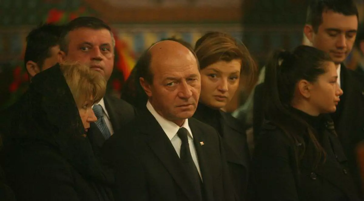 Poeţii politicieni (2)- Traian Băsescu a făcut poeme pentru mamă, când era marinar 