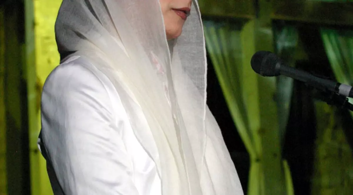 Fiica lui Gaddafi, supranumită "Claudia Schiffer a Africii de Nord", îşi susţine tatăl