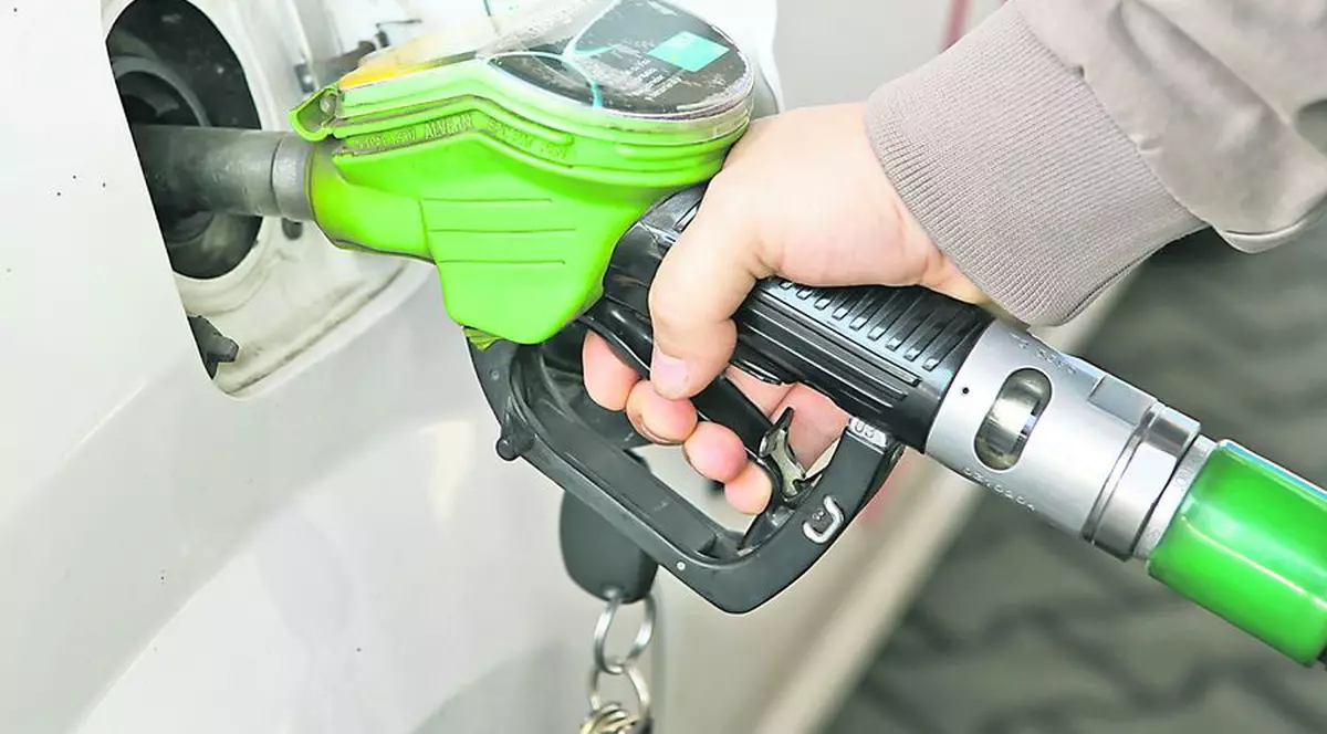 Românii își pot lua adio de la benzina sub 5 lei, din septembrie. După majorarea accizei la carburanți vor crește prețurile produselor din magazine.