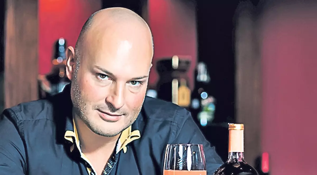 Arpad Paszkany îşi avertizează iubita: «Nu cred în actul de căsătorie»