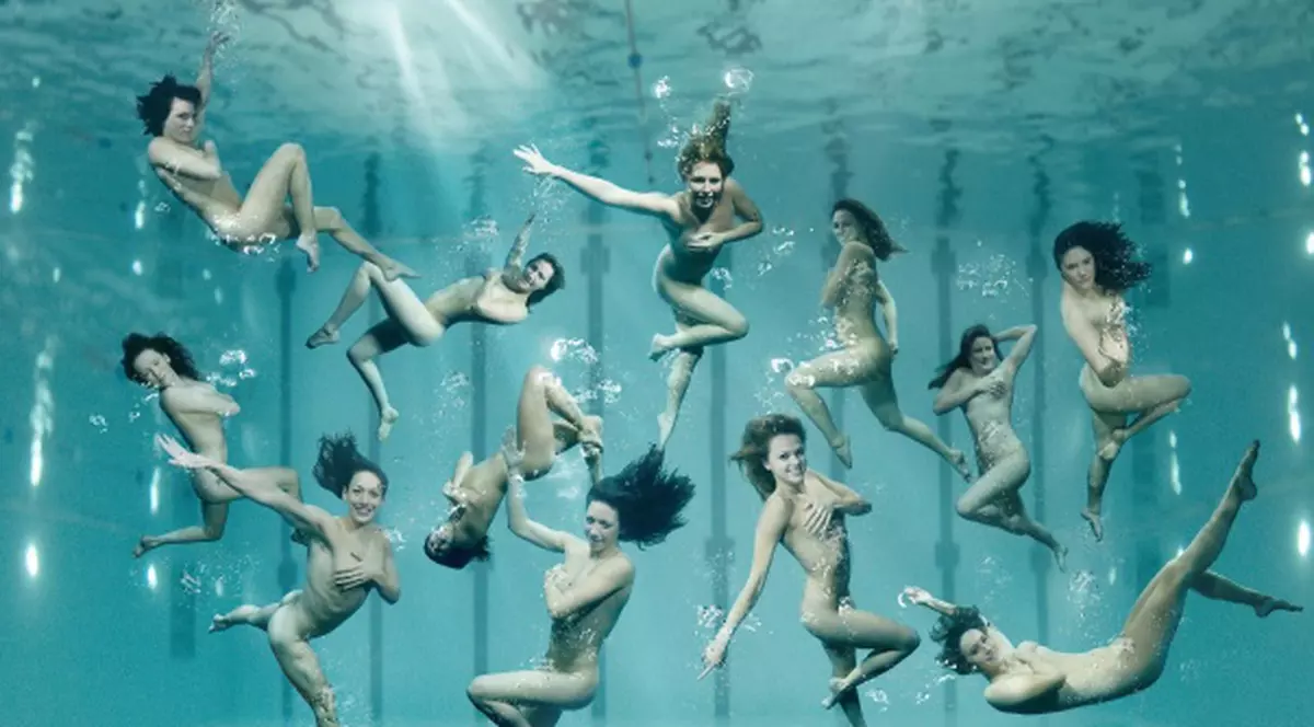 "Sirenele" britanice se bălăcesc dezbrăcate!