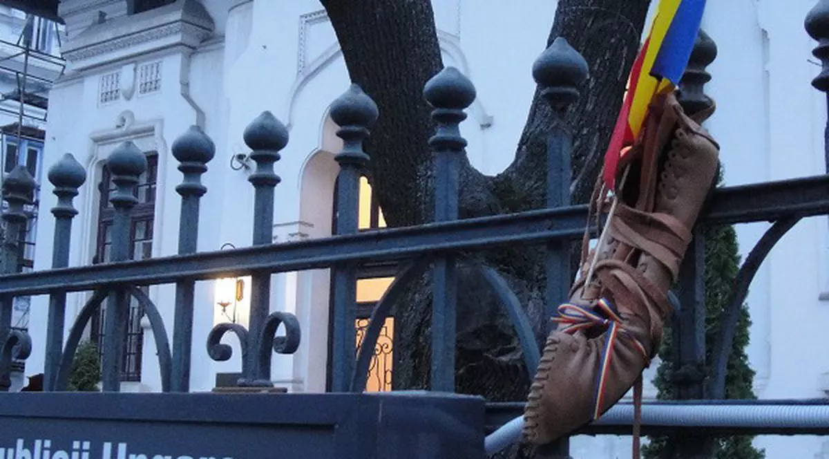 Au pus opinca pe Centrul Cultural al  Ungariei din Bucureşti