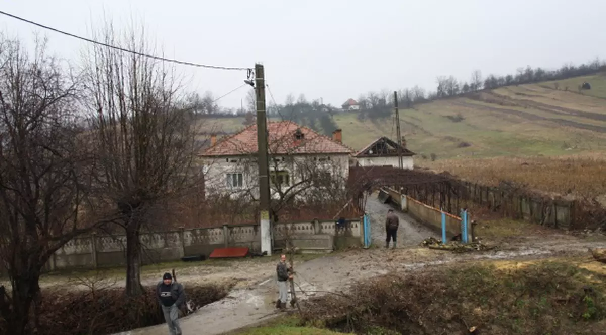 70 de familii au rămas izolate în Vâlcea urma unei alunecări de teren